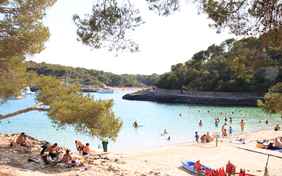 Playa Mondragó - ein Weg entlang der Klippen führt zum benachbarten S'Amarador
